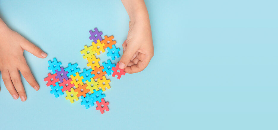 mani di bambino e puzzle a forma di cuore